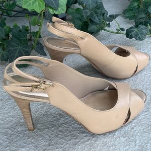 Antonio Melani Cream Wooden Heel Sandal, Size 9, great condition.‎